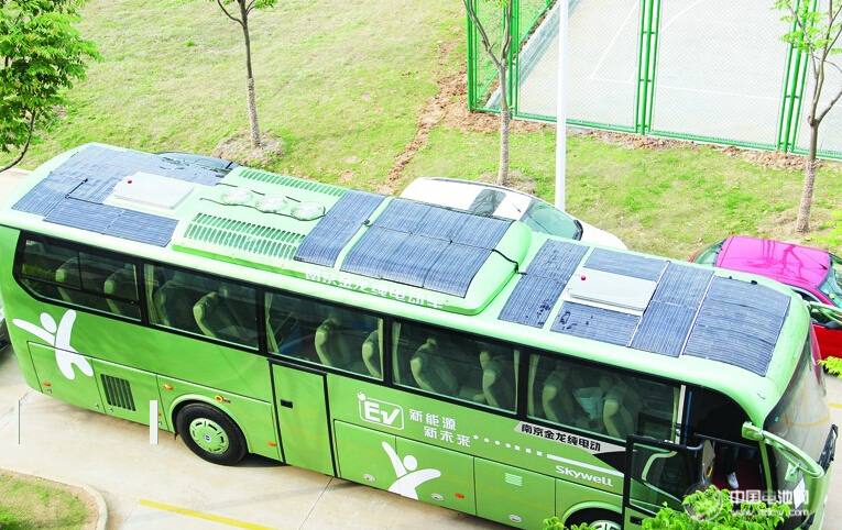 南京金龍研發(fā)的太陽能電動大巴在南京上路