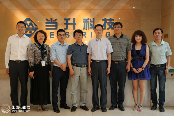 曲曉力(左二)2015答案在現(xiàn)場——2015中國鋰電新能源產(chǎn)業(yè)鏈調(diào)研團參觀當(dāng)升科技 曲曉力(左二)2015答案在現(xiàn)場——2015中國鋰電新能源產(chǎn)業(yè)鏈調(diào)研團參觀當(dāng)升科技