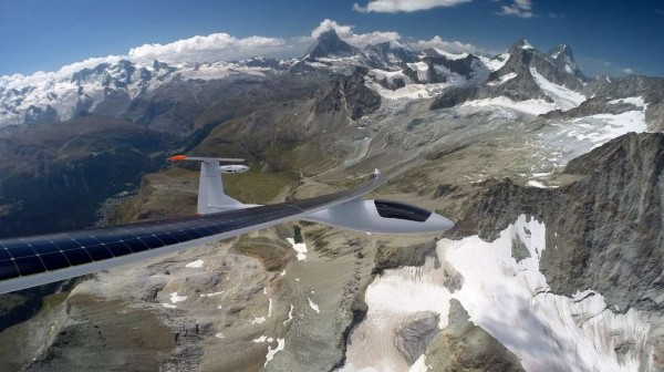 全球首架雙座可乘用太陽能飛機(jī) 雙向飛越阿爾卑斯山脈