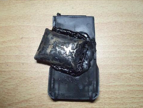 長春小伙用針扎鼓包手機電池 引發電池爆炸