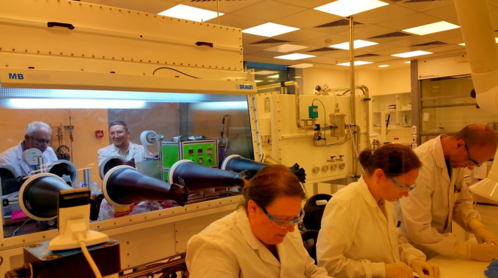 StoreDot團隊有50人，其中20個研究者具博士學位