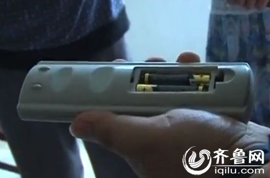 炸傷孩子的,正是這機(jī)頂盒遙控器里的七號(hào)電池。(視頻截圖)