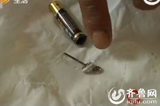 炸傷孩子眼睛的電池。(視頻截圖)