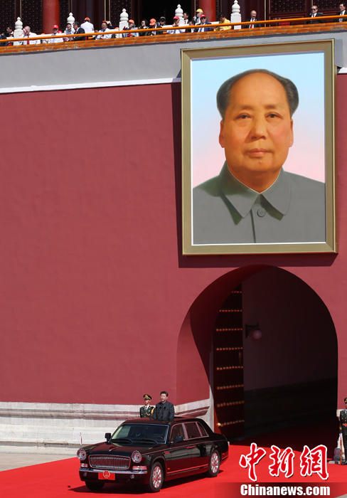 勝利日大閱兵：習(xí)近平坐國產(chǎn)紅旗車檢閱部隊 