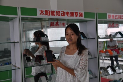 顛覆傳統充電模式 鄭州批量生產太陽能移動電源