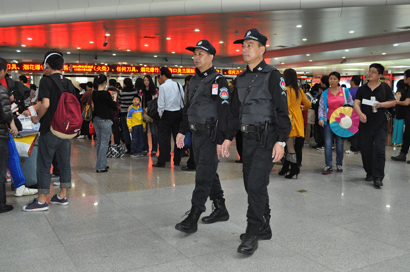 海口美蘭機(jī)場(chǎng)舉行鋰電池起火應(yīng)急演練 