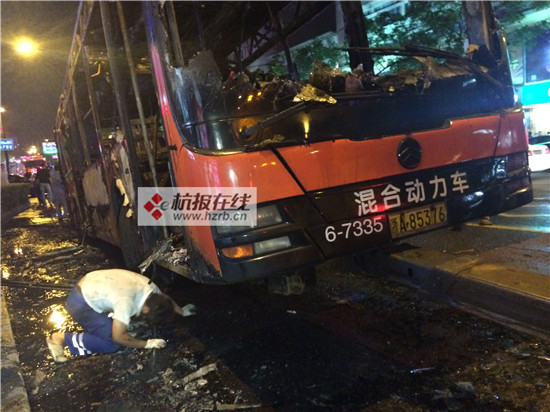 杭州鬧市區(qū)一輛混合動(dòng)力公交車起火 致9人受傷