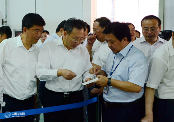 國軒高科總裁方建華正在向省委常委、副省長陳樹隆(左二)介紹我公司電池產(chǎn)品 國軒高科總裁方建華正在向省委常委、副省長陳樹隆(左二)介紹我公司電池產(chǎn)品