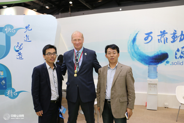 賽迪顧問吳輝與中國(guó)電池網(wǎng)創(chuàng)始人于清教和CATL首席技術(shù)官合影