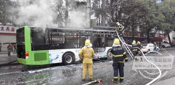 湖北咸寧一輛新能源公交自燃點(diǎn)著路邊變壓器 車價百萬