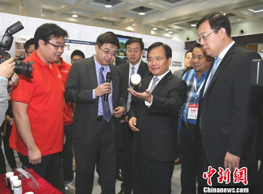 青島市委副書記、市長(zhǎng)張新起參觀2015中國國際石墨烯創(chuàng)新大會(huì)