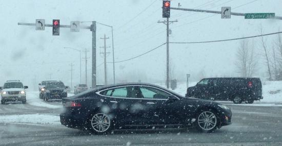 美國(guó)阿拉斯加州，一輛在雪天中行駛的特斯拉電動(dòng)汽車。