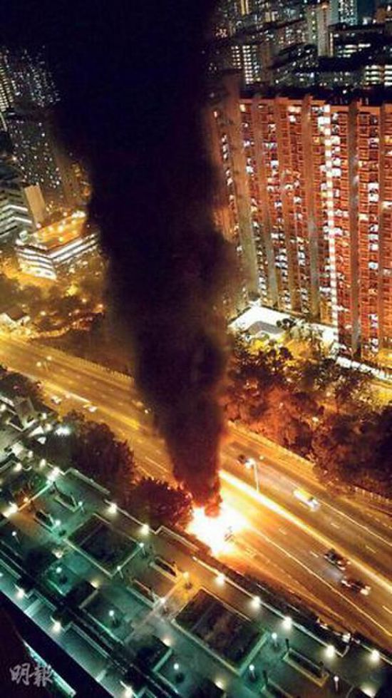 首輛“香港品牌”電動巴士自燃  初查是電線短路造成