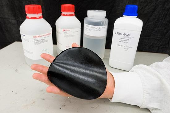 這種“紙電池”的蓄電能力可以和市場上最好的超級電容電池相媲美，一張直徑15厘米的“紙電池”就可以儲存1法拉的電容。