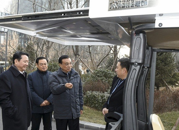 體驗(yàn)太陽能電動(dòng)車 李克強(qiáng)總理贊嘆創(chuàng)新之道