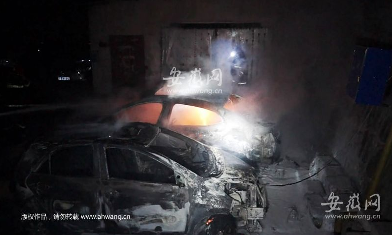 安徽合肥一小區充電電動車突起火 殃及兩輛轎車被燒毀