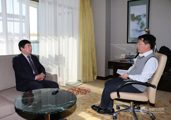 山東省汽車行業(yè)協(xié)會(huì)常務(wù)副會(huì)長兼秘書長魏學(xué)勤（左）接受中國電池網(wǎng)CEO于清教的專訪
