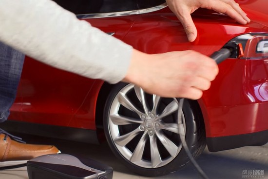 維持Model S設(shè)計(jì),玩具M(jìn)odel S的充電口也設(shè)計(jì)在尾燈處 - 后花園網(wǎng)文 - 汽車新聞 維持Model S設(shè)計(jì),玩具M(jìn)odel S的充電口也設(shè)計(jì)在尾燈處 - 后花園網(wǎng)文 - 汽車新聞