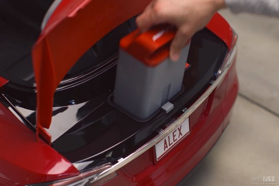 動(dòng)力電池被安置在后備箱內(nèi),單手可輕松提起 - 后花園網(wǎng)文 - 汽車新聞 動(dòng)力電池被安置在后備箱內(nèi),單手可輕松提起 - 后花園網(wǎng)文 - 汽車新聞