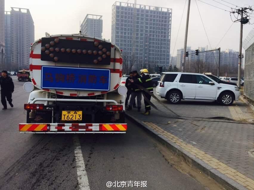 通州一汽車充電時(shí)自燃 焚毀成骨架