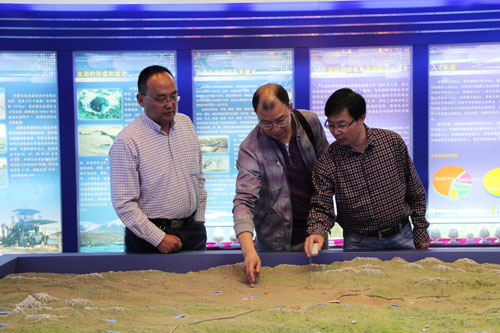 張江峰訪問青海鹽湖所