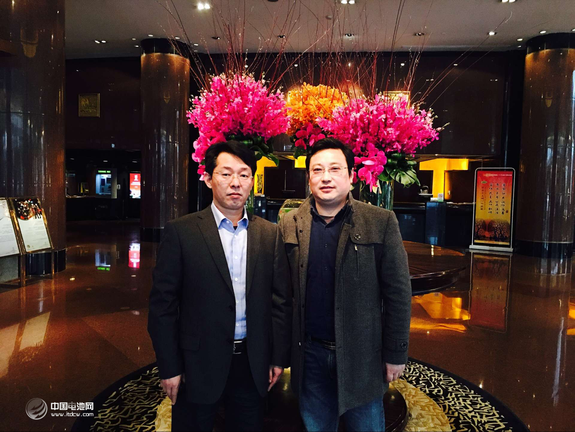 鋰電“達沃斯”秘書長、中國電池網創始人/董事長于清教與上海高鵬真空設備有限公司總經理王立鵬