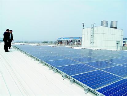 圖為：廠房屋頂上鋪滿太陽能板。 （記者 記者 汪洋 攝）