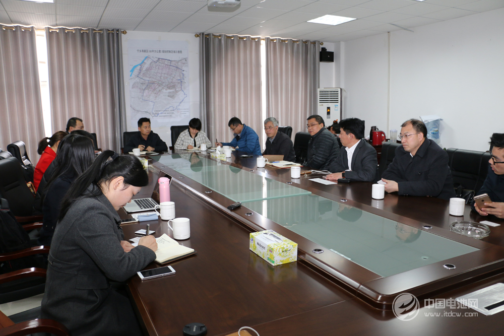 中國(guó)鋰電新能源產(chǎn)業(yè)鏈調(diào)研團(tuán)與寧鄉(xiāng)高新區(qū)管委會(huì)領(lǐng)導(dǎo)合影留念