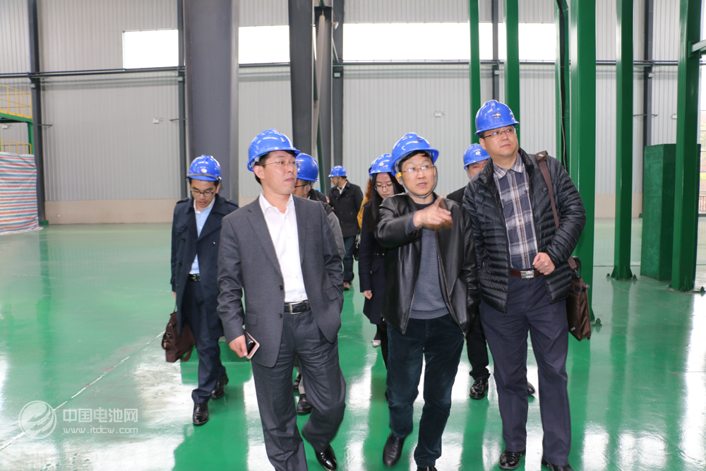 調研團參觀星城石墨生產線