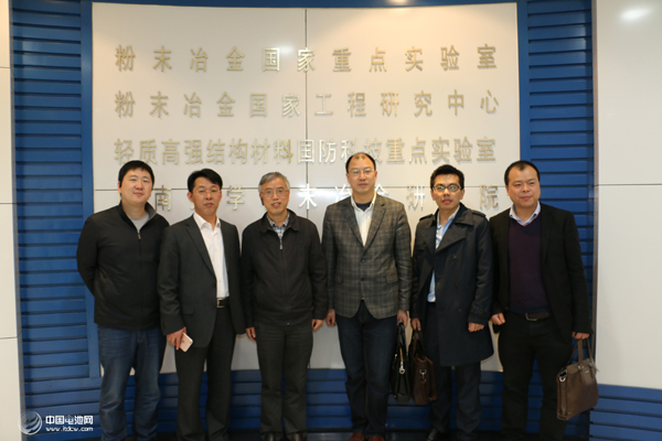 鋰電新能源產業鏈調研團一行與化學電源與材料研究所所長/教授唐有根合影 鋰電新能源產業鏈調研團一行與化學電源與材料研究所所長/教授唐有根合影