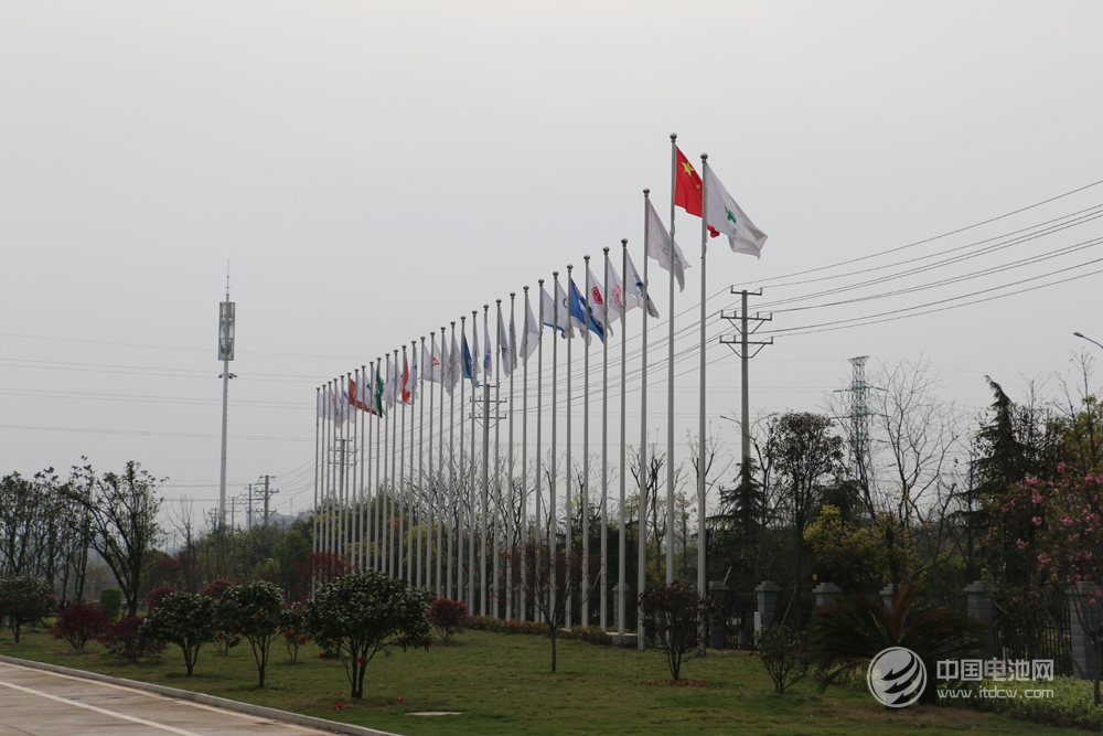 杉杉能源工業園區三十三面客戶旗幟展示