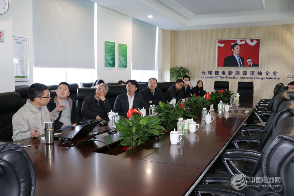 湖南杉杉彭文杰總經理為調研團一行介紹企業相關情況