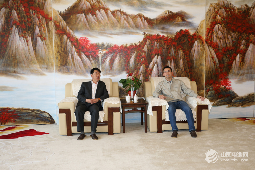 杉杉能源總經理彭文杰與中國電池網CEO于清教合影