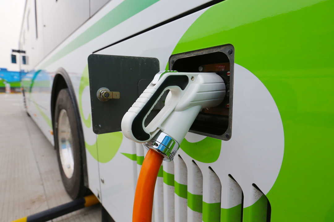 布局新能源汽車 關注鋰電池及充電樁細分領域