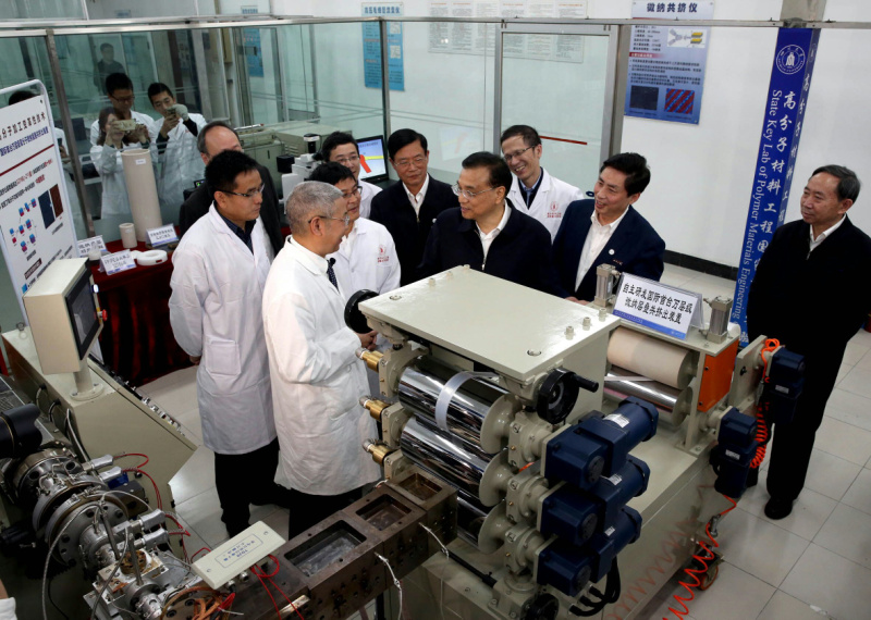 李克強考察四川大學高分子材料工程國家重點實驗室