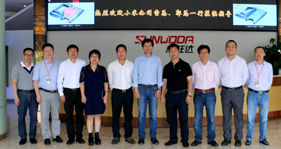 雷軍一行考察欣旺達