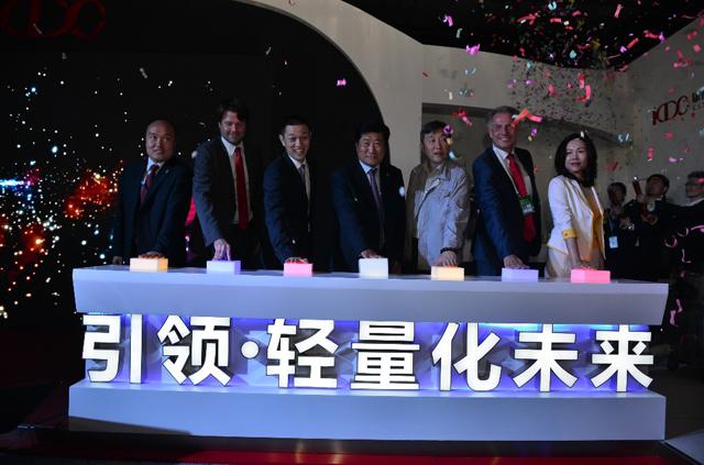 康得集團全球首發碳纖維輕量化整體解決方案