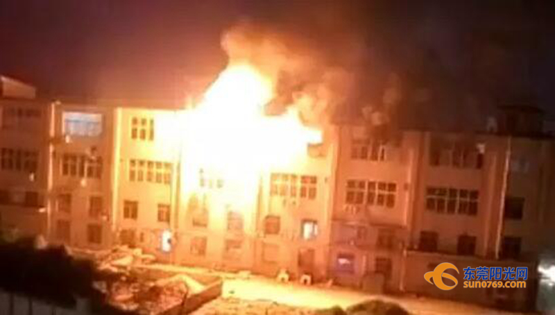 廣東深圳：中準(zhǔn)能源廢舊圓柱鋰電池堆冒煙起火 無傷亡