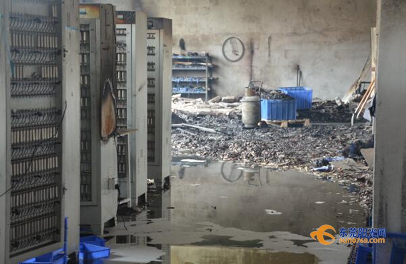 廣東深圳：中準(zhǔn)能源廢舊圓柱鋰電池堆冒煙起火 無傷亡