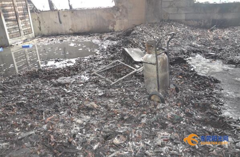 廣東深圳：中準(zhǔn)能源廢舊圓柱鋰電池堆冒煙起火 無傷亡