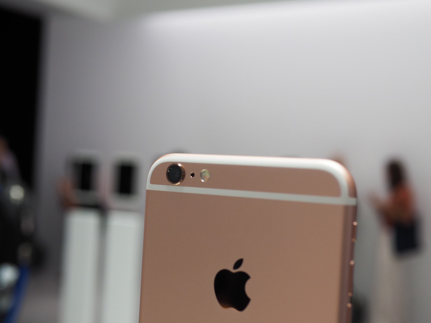 受國產(chǎn)手機沖擊iPhone銷量首度下滑 蘋果被誰咬了一口？