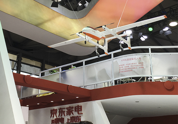 第二屆亞洲消費(fèi)電子展(CES Asia)上，京東曝光了正在研發(fā)中的兩款用來送貨的無人機(jī)。 澎湃新聞記者 楊鑫倢 圖