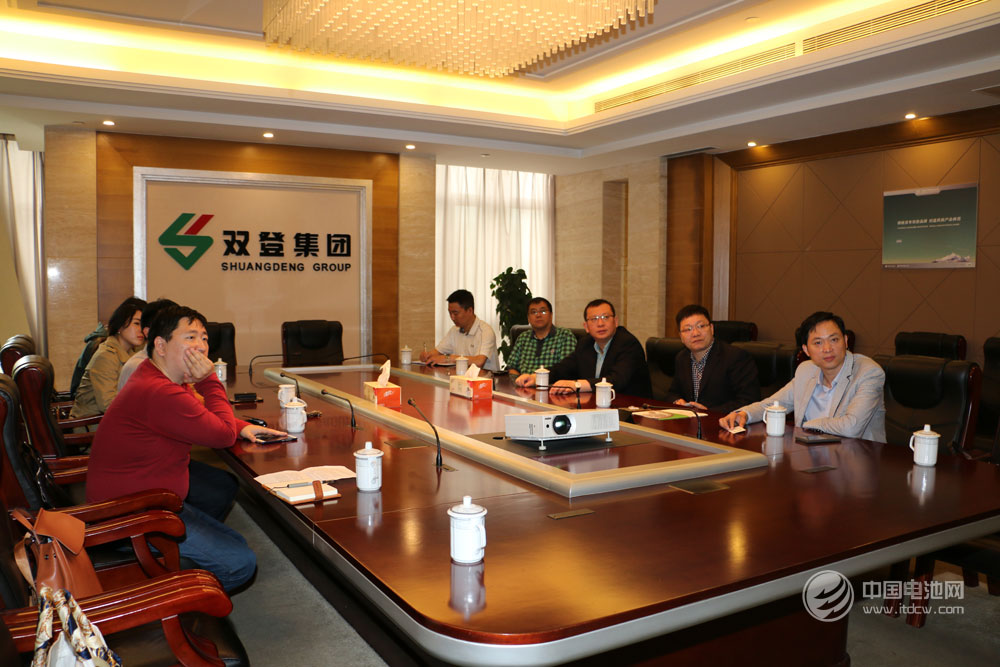 雙登集團相關領導向調研團一行介紹企業概況