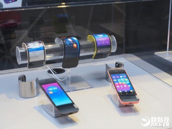 屏幕主板電池都能彎曲！聯想展示真正柔性手機