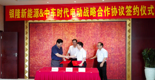 魏銀倉董事長與申宇翔董事長親切握手，慶祝戰略合作協議簽訂