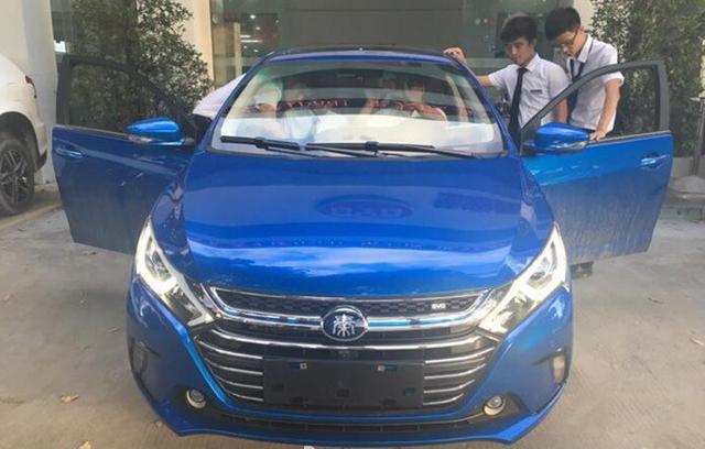 比亞迪秦100實車曝光