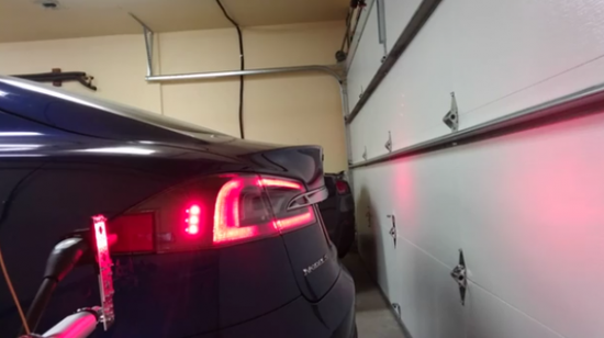 特斯拉用戶自己打造“固體金屬蛇”自動充電系統 特斯拉用戶自己打造“固體金屬蛇”自動充電系統