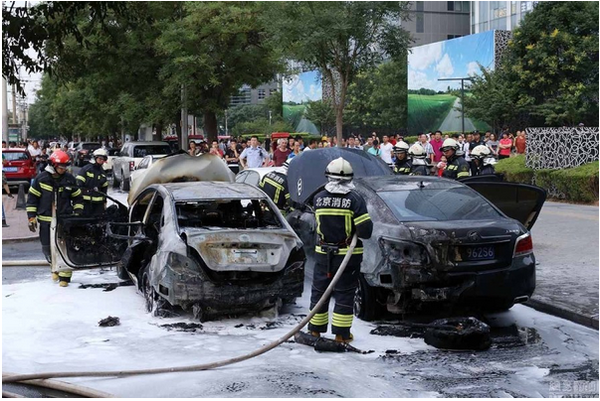 一輛江淮iev5在三里屯發生自燃