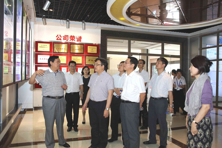 馮飛副部長聽取魏董事長關于企業發展情況的介紹