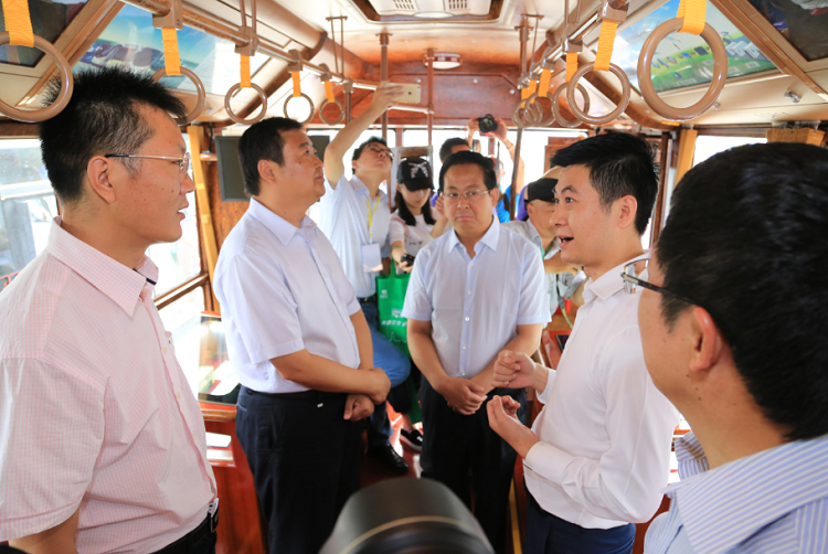 領導們登上鐺鐺車作全面了解